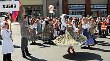 Závěr 56. Mezinárodního folklorního festivalu v Červeném Kostelci. Na snímku je zachycen festivalový průvod městem.