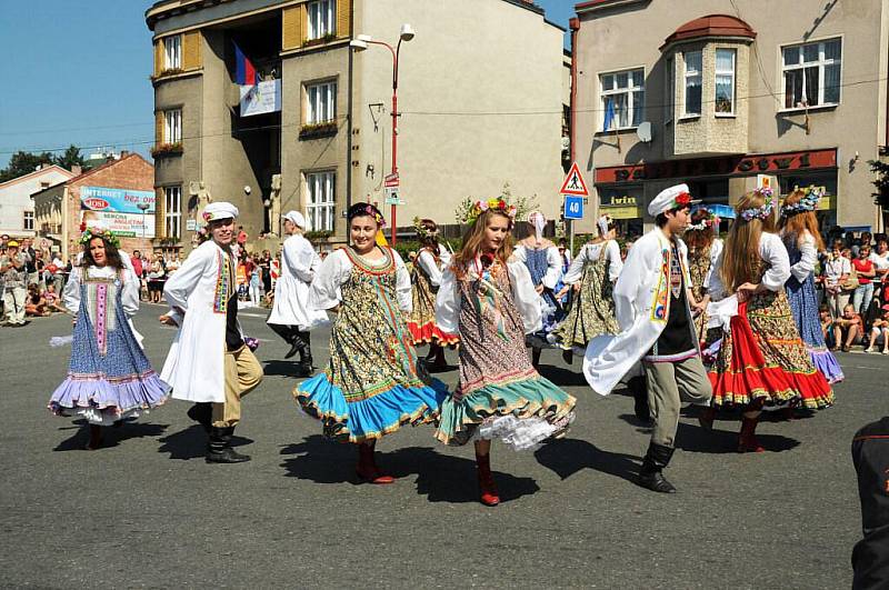 Závěr 56. Mezinárodního folklorního festivalu v Červeném Kostelci. Na snímku je zachycen festivalový průvod městem.