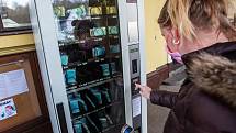 Automat na roušky u městského úřadu v Náchodě. Takzvaný rouškomat je v permanenci.