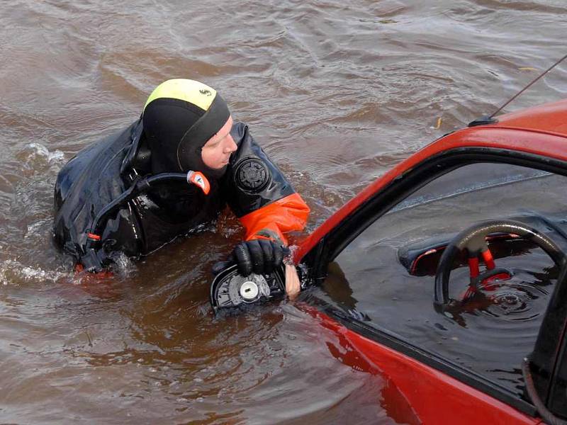 Tahali auto z rybníka.