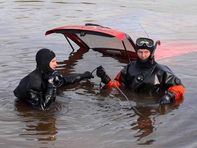 Tahali auto z rybníka.