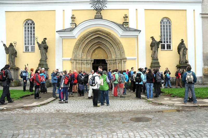 V sobotu se v chrámu Nanebevzetí Panny Marie v Polici nad Metují sešlo přes osmdesát poutníků z celého okolí s odhodláním vyšlápnout si po památné vambeřické poutní cestě.