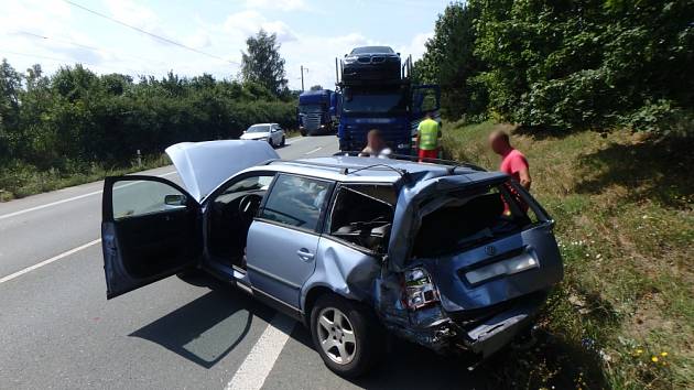 Dopravní nehoda osobního a nákladního vozidla v katastru Jaroměře.