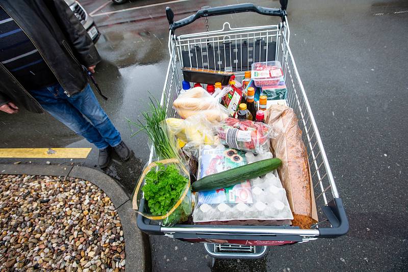 Nakupování v supermarketu.