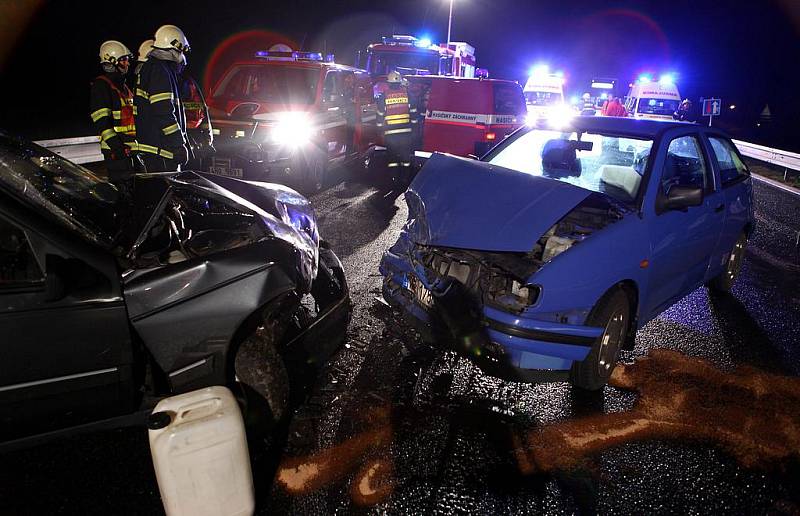 K ČELNÍMU STŘETU osobních automobilu Peugeot 405 a Seat Ibiza došlo v sobotu 6. listopadu krátce před 21 hodinou na obchvatu u České Skalice.