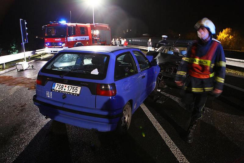 K ČELNÍMU STŘETU osobních automobilu Peugeot 405 a Seat Ibiza došlo v sobotu 6. listopadu krátce před 21 hodinou na obchvatu u České Skalice.