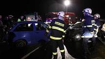 K ČELNÍMU STŘETU osobních automobilu Peugeot 405 a Seat Ibiza došlo v sobotu 6. listopadu krátce před 21 hodinou na obchvatu u České Skalice.