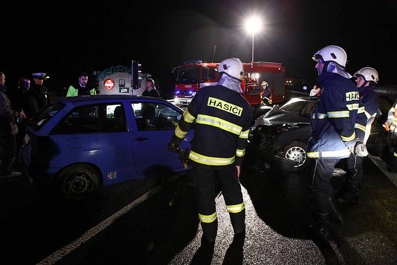 K ČELNÍMU STŘETU osobních automobilu Peugeot 405 a Seat Ibiza došlo v sobotu 6. listopadu krátce před 21 hodinou na obchvatu u České Skalice.
