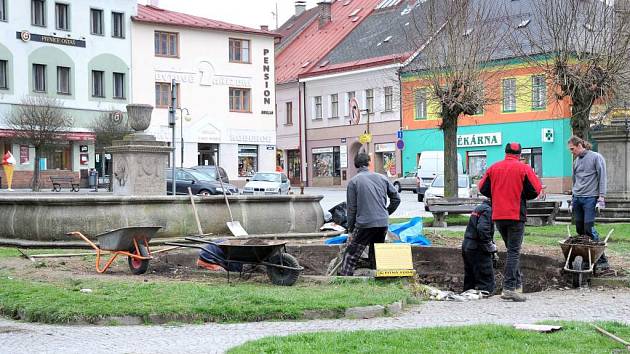 PRAMEN JULINKY na polickém náměstí se dočkal zahájení jeho obnovy. 