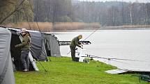 Rybník Brodský obléhali od pátku do neděle rybáři z Čech i Slovenska. Konalo se tady 3. kolo Carp ligy. 