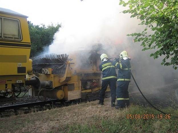 Požár drážního stroje na kolejích v Bohuslavicích na Náchodsku.