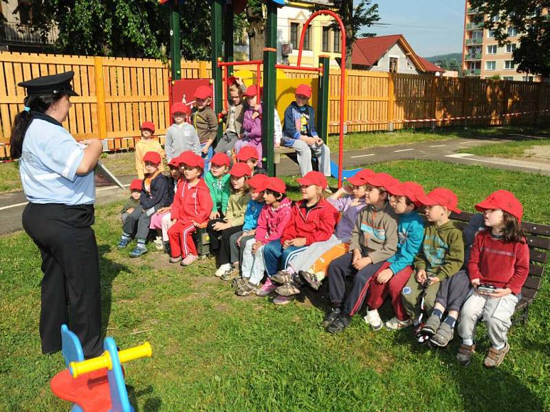 Policisté seznamovali děti nejen s bezpečností v silničním provozu, ale i se svou prací. 