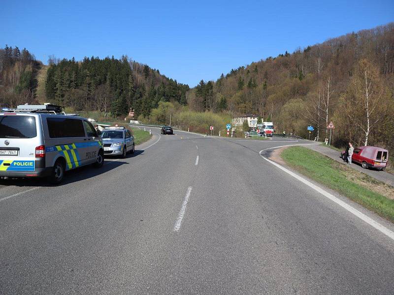 Pro vážně zraněného cyklistu letěl vrtulník.