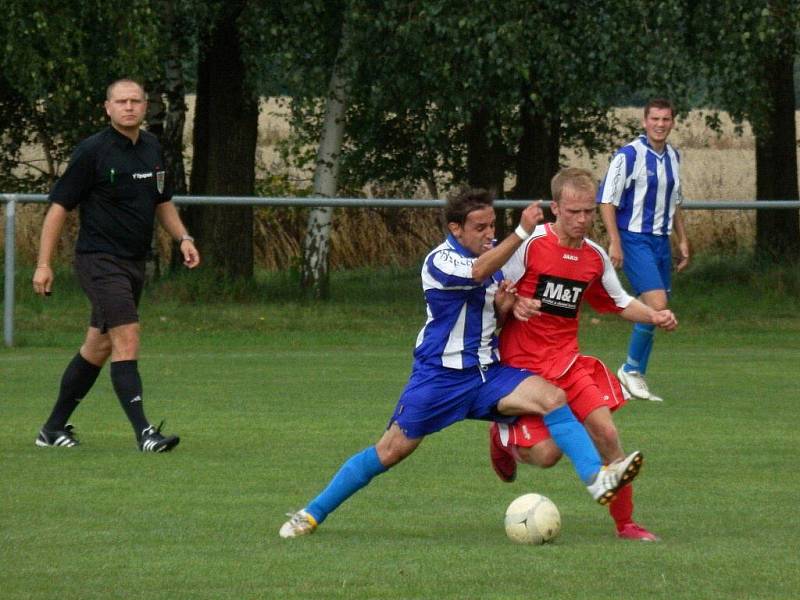 Fotbalisté Jaroměře (v pruhovaném) vyběhnou k jarním odvetám ze šesté pozice. 