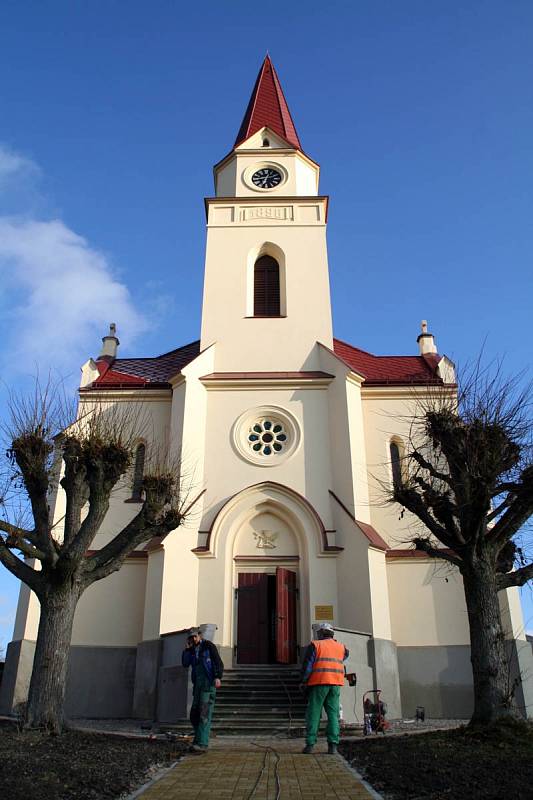 Evangelický kostel v Bohuslavicích nad Metují září do okolí po obnově.