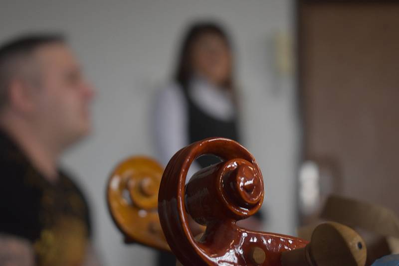Šikovné ruce odsouzených vyrobily pro budoucí muzikanty housle