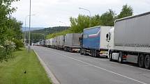 Kolona kamionů před hraničním přechodem v Bělovsi.