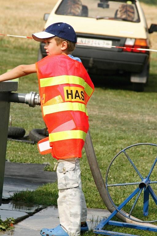 Členové dobrovolných hasičských sborů z celého regionu ukázali, jak mezi sebou zápasí. 