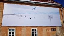 Na rozměrné ploše lze vidět sněhobílé prostředí Antarktidy s polehávajícími či promenujícími se tučňáky, do něhož zavádí jako do města nebo obce tabule s anglicky psaným názvem Nothing, tedy česky Nic.