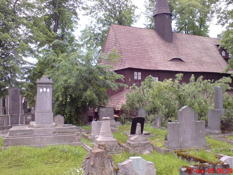 Lípa na broumovském hřbitově málem zničila kulturní památku - starý dřevěný kostel.