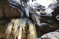 Broumovské stěny během zimních měsíců odhalují další ze svých přírodních krás – magické ledopády.