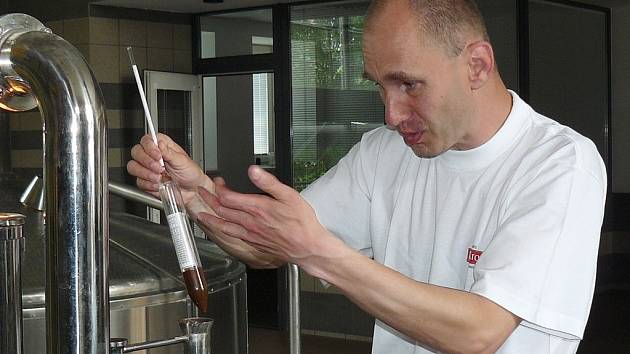 Vařič piva Josef Maršík kontroluje stupňovitost náchodského zlatavého moku Primátor. 