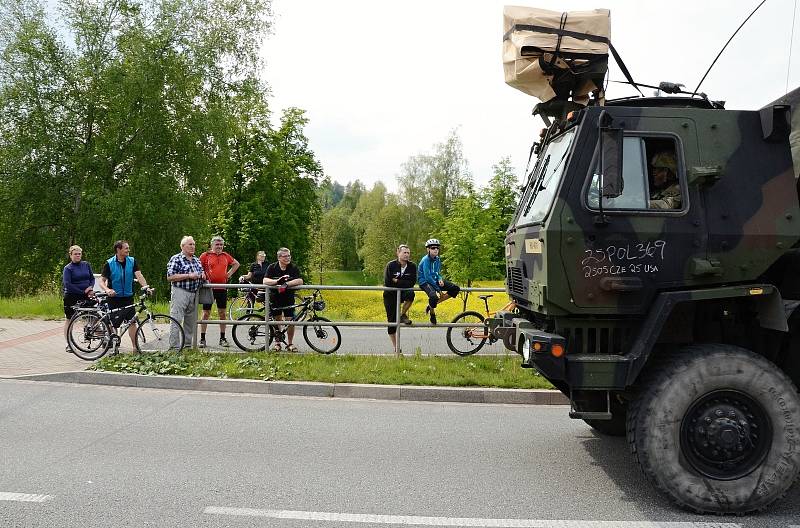 Přes hraniční přechod v Náchodě – Bělovsi přejel v sobotu odpoledne první konvoj amerických jednotek.