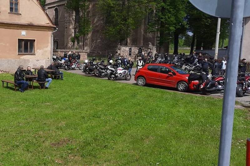 U kostela sv. Barbory v Otovicích opět po roce broumovský farář Martin Lanži žehnal motocyklům a motorkářům šťastné kilometry a bezpečné návraty domů z cest.