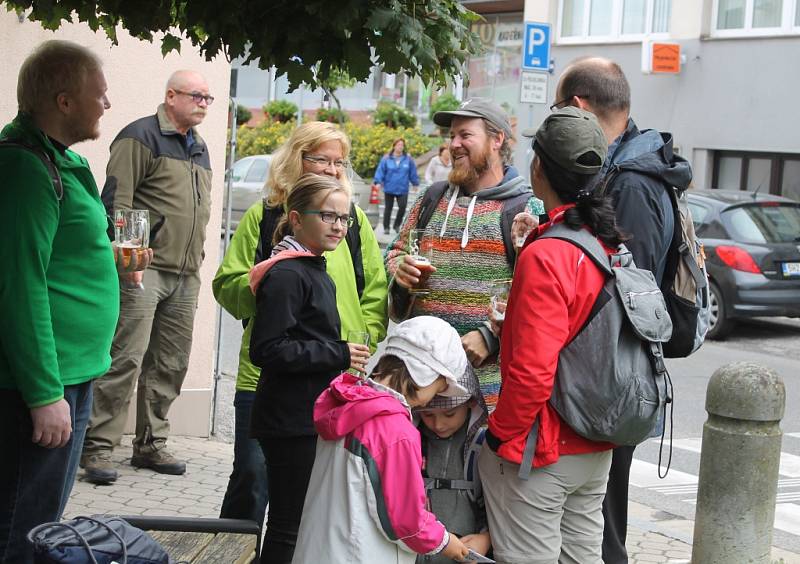 Pivní turisté prošli deset hospod Novoměstskem