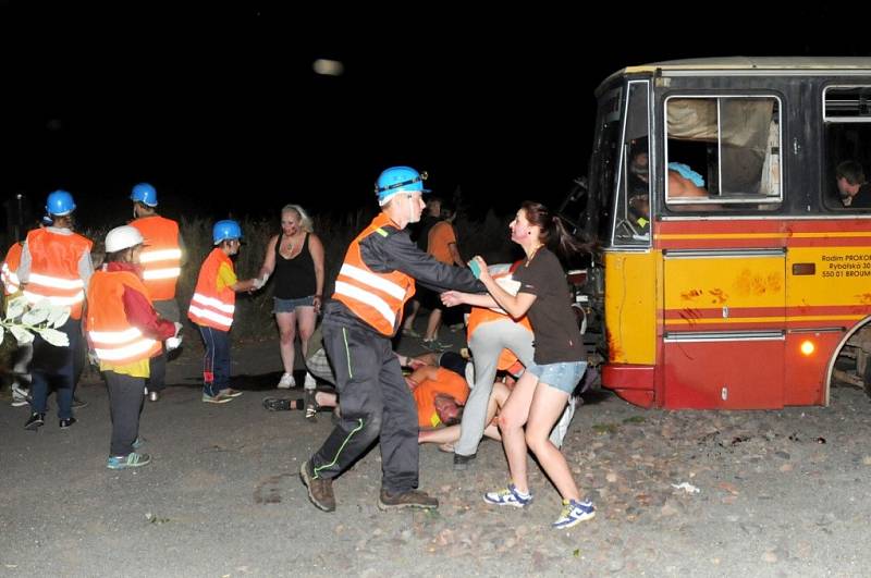 MLADÍ ZÁCHRANÁŘI z Rescue Campu zasahovali u fingované dopravní nehody autobusu a osobního automobilu. 