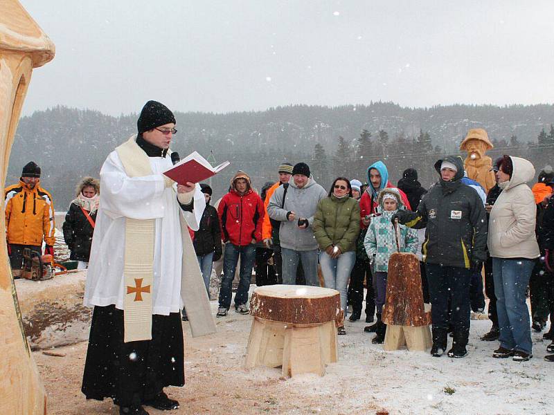 Na divácky atraktivní klání Dřevorubec roku 2012 se přišlo podívat v průběhu dne několik stovek návštěvníků.