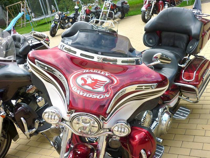 Majitelé motocyklových legend Harley Davidson si dali dostaveníčko v teplickém penzionu Metuje. 