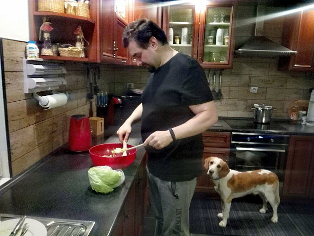 K večeři v pozdním odpoledni si dopřává zeleninový salát.