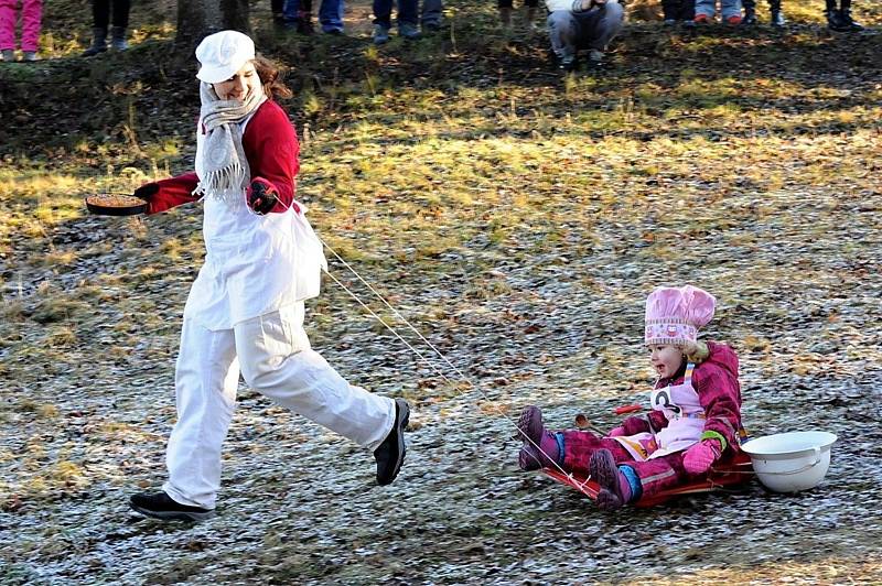 Na Silvestra odstartovala parta Čolek o desáté hodině ranní na kopci Čerťák už osmnáctý ročník recesistické akce nazvané Sjezd na čemkoli.