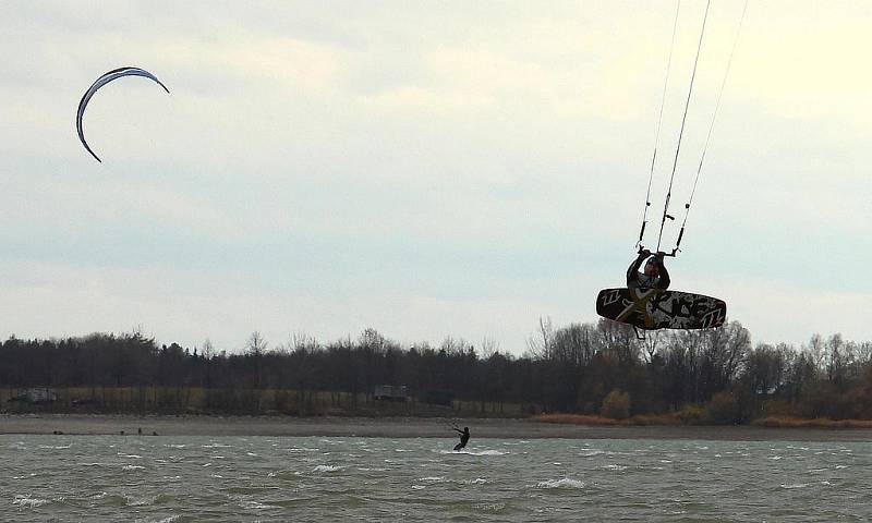 POŘÁDNÝ VÍTR A DOSTATEK MÍSTA na zvlněné vodní ploše – to jsou podmínky, které si užívali milovníci tohoto  stále oblíbenějšího sportu na Rozkoši.