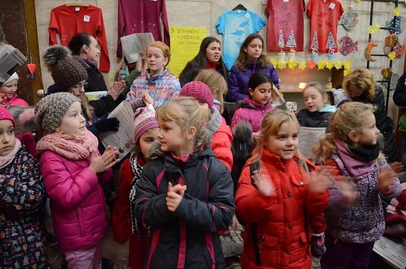 Akce Česko zpívá koledy ve vstupní hale náchodské knihovny
