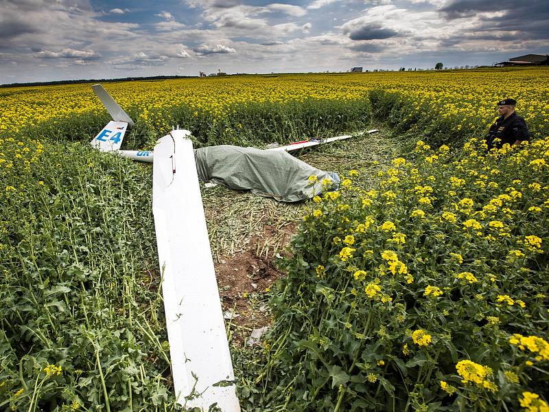 U letiště v Josefově se do pole řepky zřítil větroň