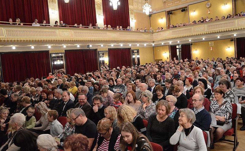 Adventní koncert se uskutečnil v Městském divadle Dr. J. Čížka v Náchodě. Vystoupili Hana Křížková, Marián Vojtko, Yvetta Blanarovičová, Leona Gyöngyösi a Michaela Nosková.