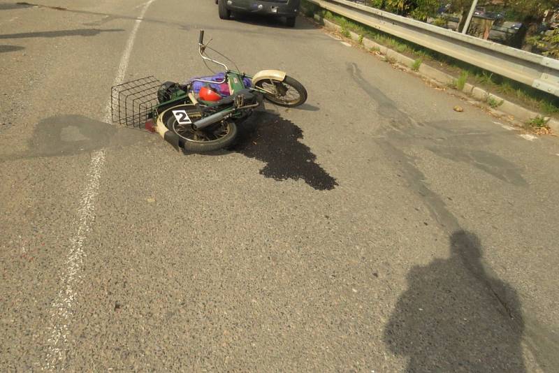 Řidič nákladního vozidla zřejmě nedal přednost motocyklistce na Babetě a vjel na kruhový objezd v době, kdy jej 67letá žena projížděla.Ta se sice vyhnula střetu s kamionem vzápětí ale přepadla z motocyklu na vozovku.