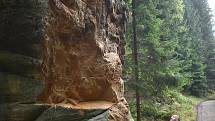 Na dvou místech u turistické Pánovy cesty v Polických stěnách se se souhlasem Správy CHKO Broumovska měnila podoba skal. Ty překážely bezeškodnému vyvezení vytěženého kůrovcového dřeva, tak musely ustoupit technice.