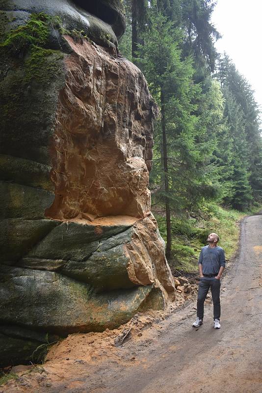 Na dvou místech u turistické Pánovy cesty v Polických stěnách se se souhlasem Správy CHKO Broumovska měnila podoba skal. Ty překážely bezeškodnému vyvezení vytěženého kůrovcového dřeva, tak musely ustoupit technice.