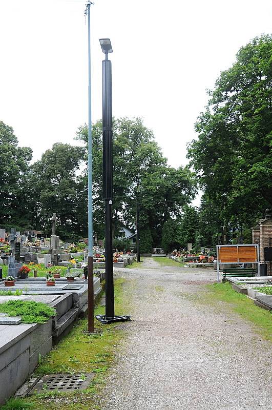 Městský hřbitov v Hronově dočkal investic a nového veřejného osvětlení.