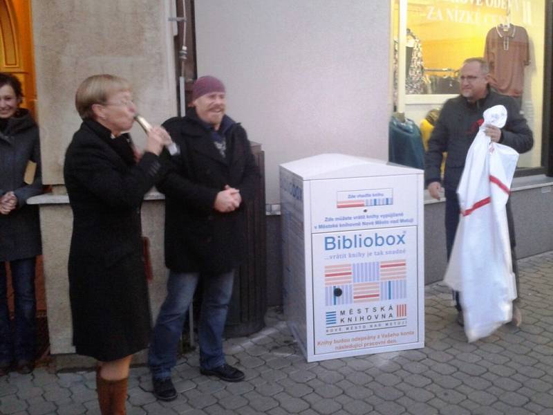 Nový bibliobox před Městskou knihovnou v Novém Městě nad Metují.