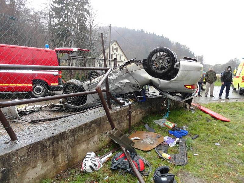 V lokalitě zvané Kozínek havaroval řidič s osobním vozidlem Mitsubishi. Auto skončilo po nehodě mimo vozovku na střeše na betonové podezdívce se zábradlím. 