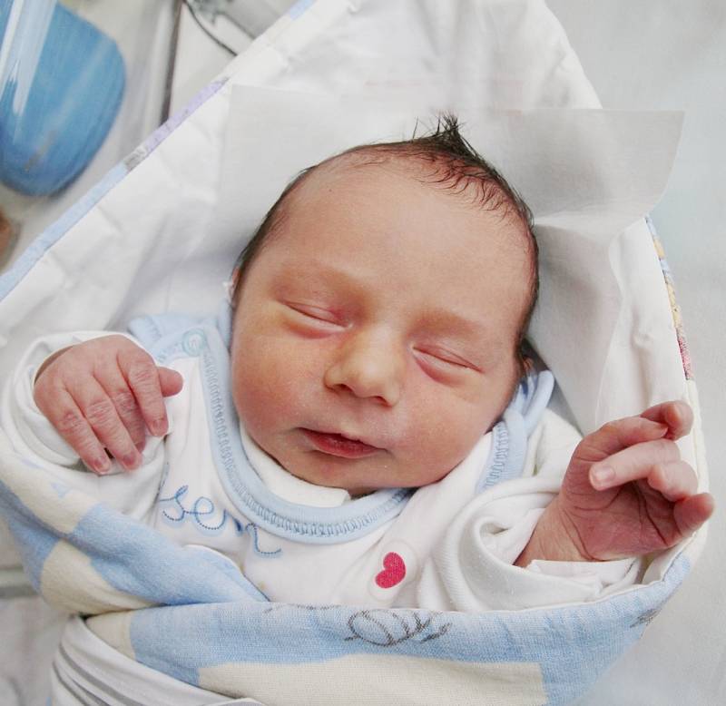 SAMUEL SAWCZAK z Náchoda se narodil 6. března 2017 ve 20.07 hodin. Chlapeček vážil 2880 gramů a jeho rodiče se jmenují Jana Sawczak Peterová a Andrzej Sawczak.