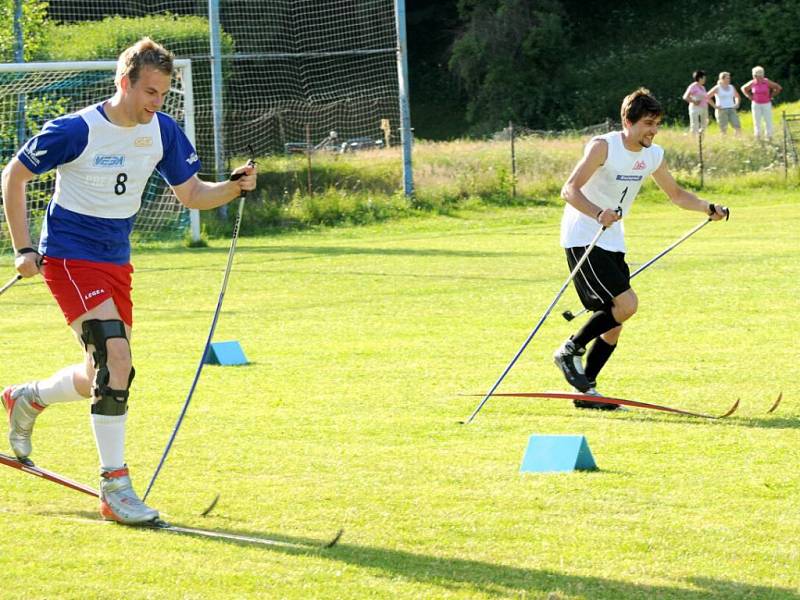 Italští reprezentanti ve skocích na lyžích si zahráli mezinárodní fotbalové utkání s týmem BKL Machov. Ten tvořili bývalí závodníci ve skocích na lyžích nebo ti, kteří skoky trénovali.  