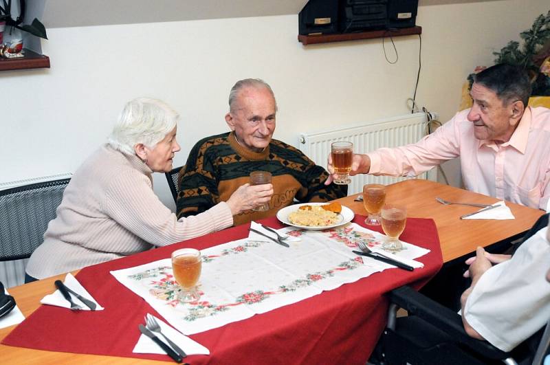 Senioři v hronovském Domově odpočinku ve stáří Justynka si užívali sváteční pohodu Štědrého dne.