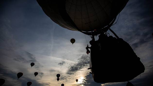 Na fiestu třiceti horkovzdušných balónů připravuje své koně pouštěním draků  - Náchodský deník