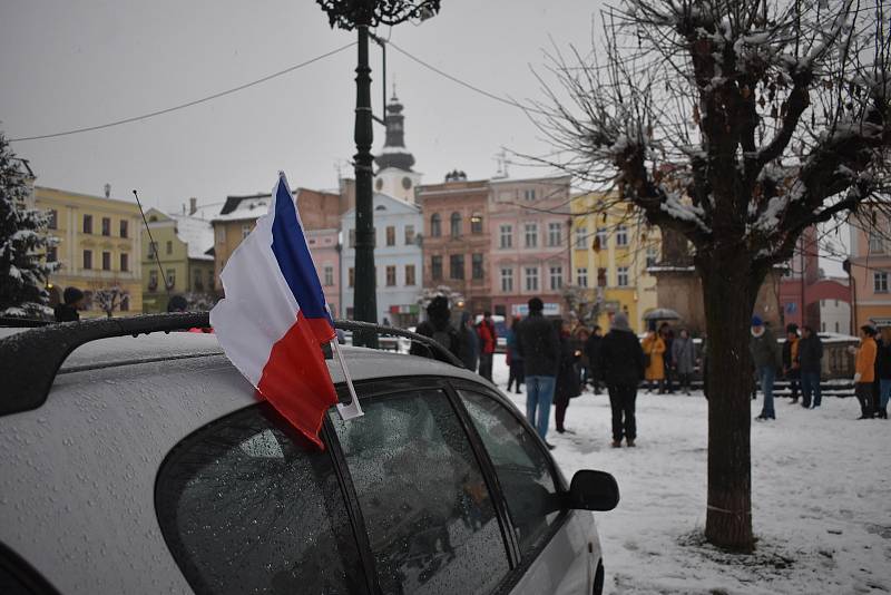 Místo zrušeného setkání plánovaného ke slavnostnímu rozsvícení vánočního stromu se na broumovském náměstí sešly desítky lidí volajících po návratu k normálnímu životu.