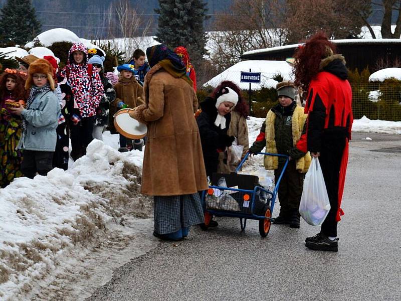 Masopustní průvod v Náchodě - Babí, který pořádala tamní základní škola, čítal téměř 40 maškar.